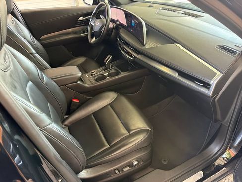 Used 2025 Cadillac XT4 Premium Luxury FWD image 28
