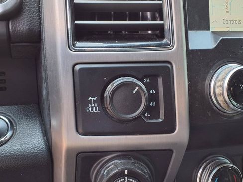 Used 2019 Ford F150 Platinum w/ Equipment Group 701A Luxury AWD/4WD image 32