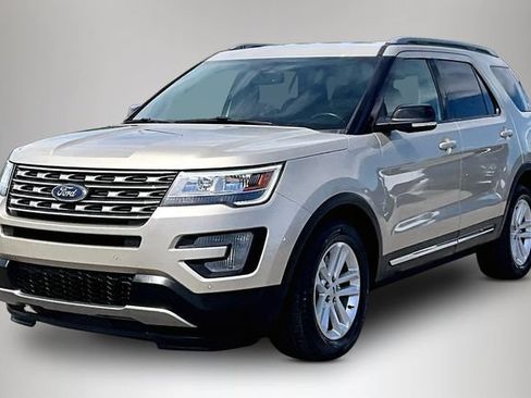 Used 2017 Ford Explorer XLT w/ Equipment Group 202A FWD image 2