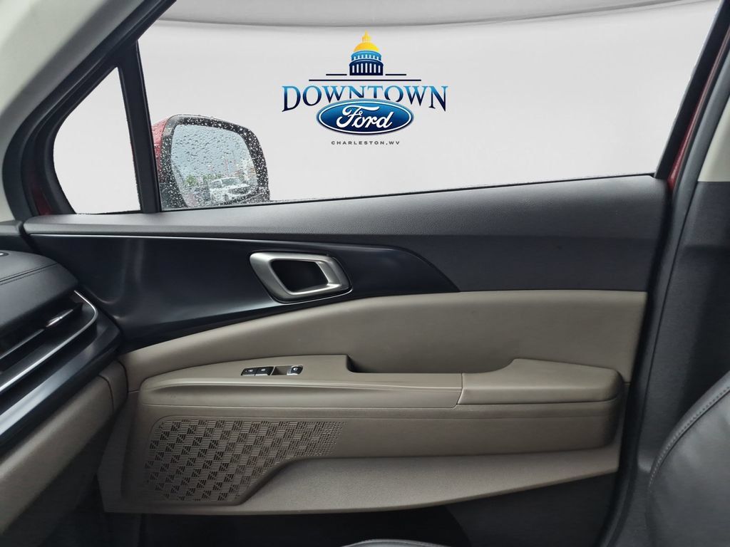 Used 2025 Kia Carnival FWD image 21