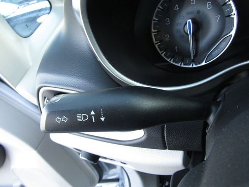 Used 2023 Chrysler Pacifica Touring-L image 10