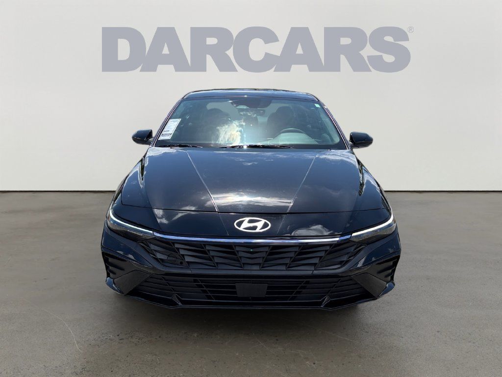 Used 2025 Hyundai Elantra SE FWD image 2