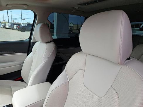 Used 2024 Kia Telluride EX w/ EX Captain's Chair Package image 11