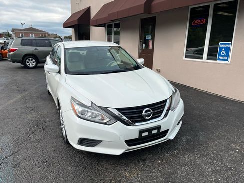 Used 2017 Nissan Altima 2.5 S w/ Power Driver Seat Package FWD image 2