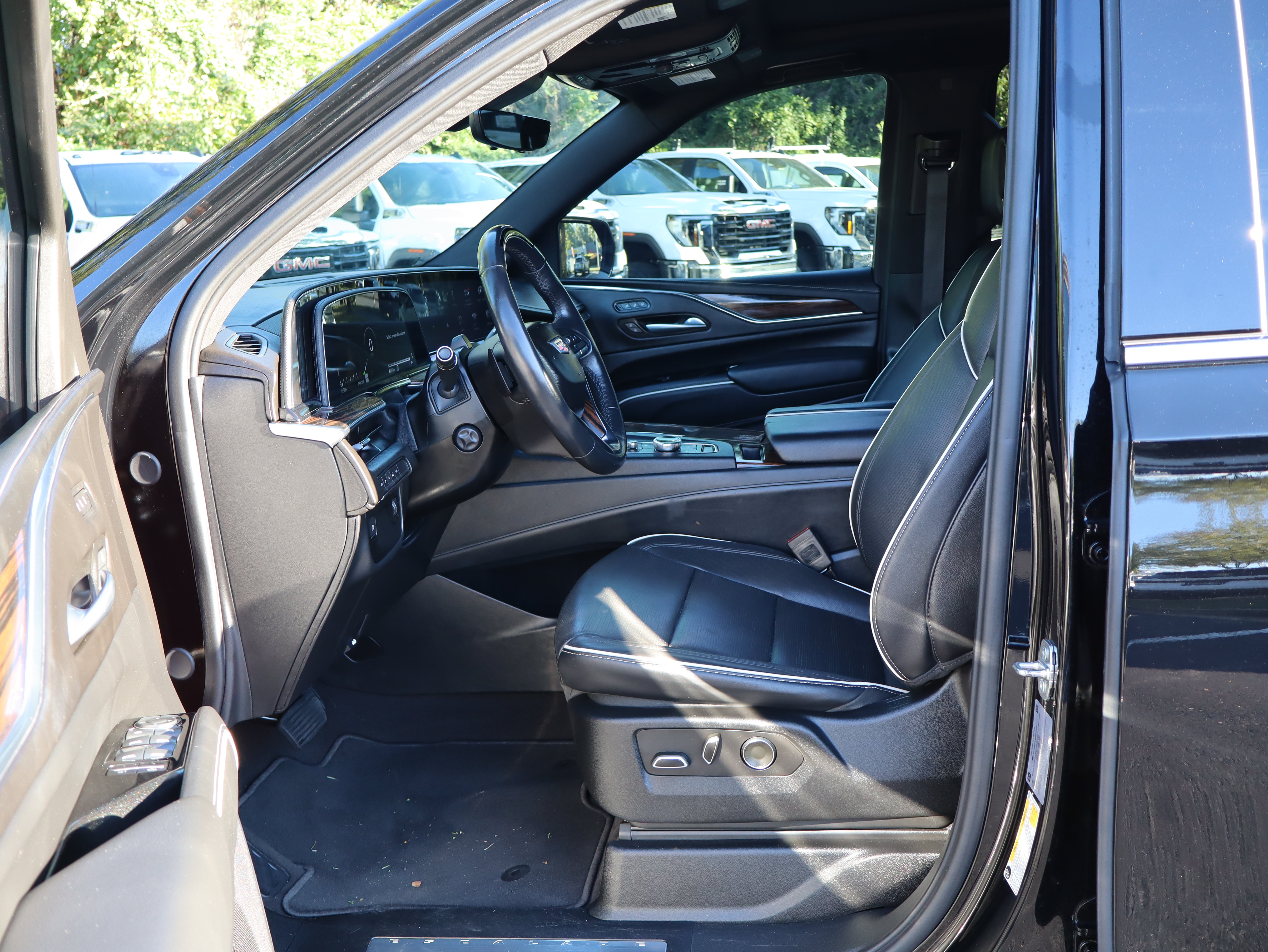 Used 2024 Cadillac Escalade ESV Premium Luxury AWD/4WD image 19