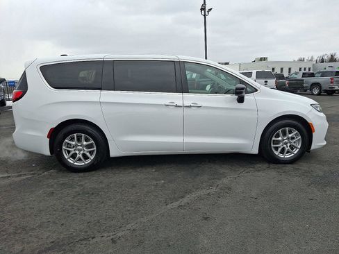 Used 2024 Chrysler Pacifica Touring-L image 7