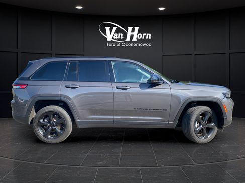 Used 2023 Jeep Grand Cherokee Altitude AWD/4WD image 8