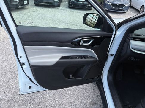 Used 2025 Jeep Compass Limited image 18