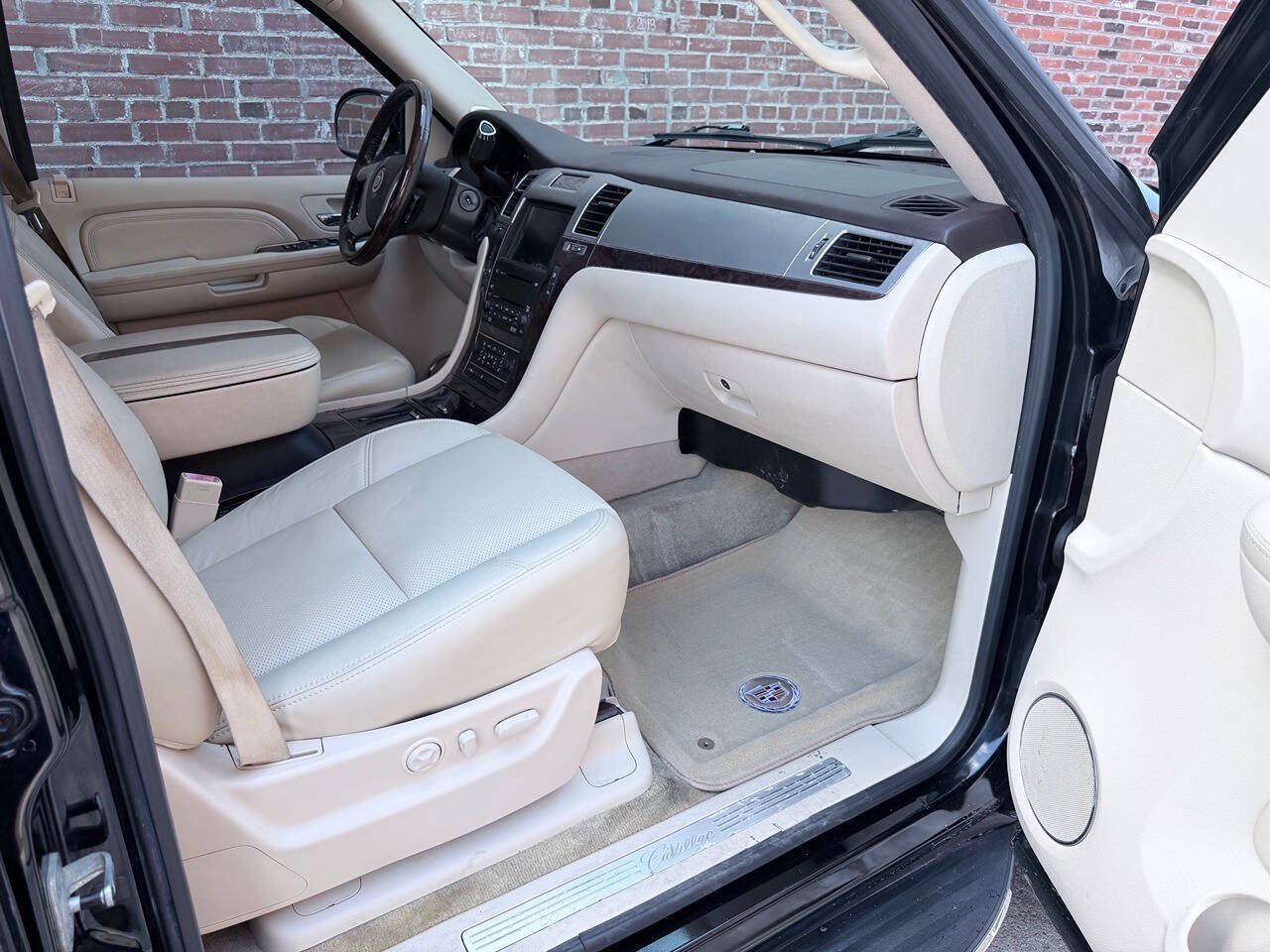 Used 2007 Cadillac Escalade AWD w/ Information Package image 14