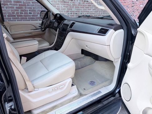 Used 2007 Cadillac Escalade AWD w/ Information Package image 14