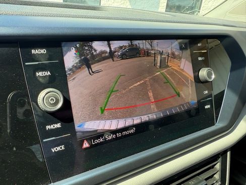 Used 2022 Volkswagen Taos SE image 11