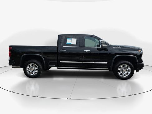Used 2024 Chevrolet Silverado 2500 High Country w/ Technology Package AWD/4WD image 3