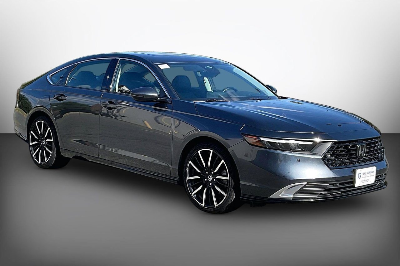 Used 2023 Honda Accord Touring image 2