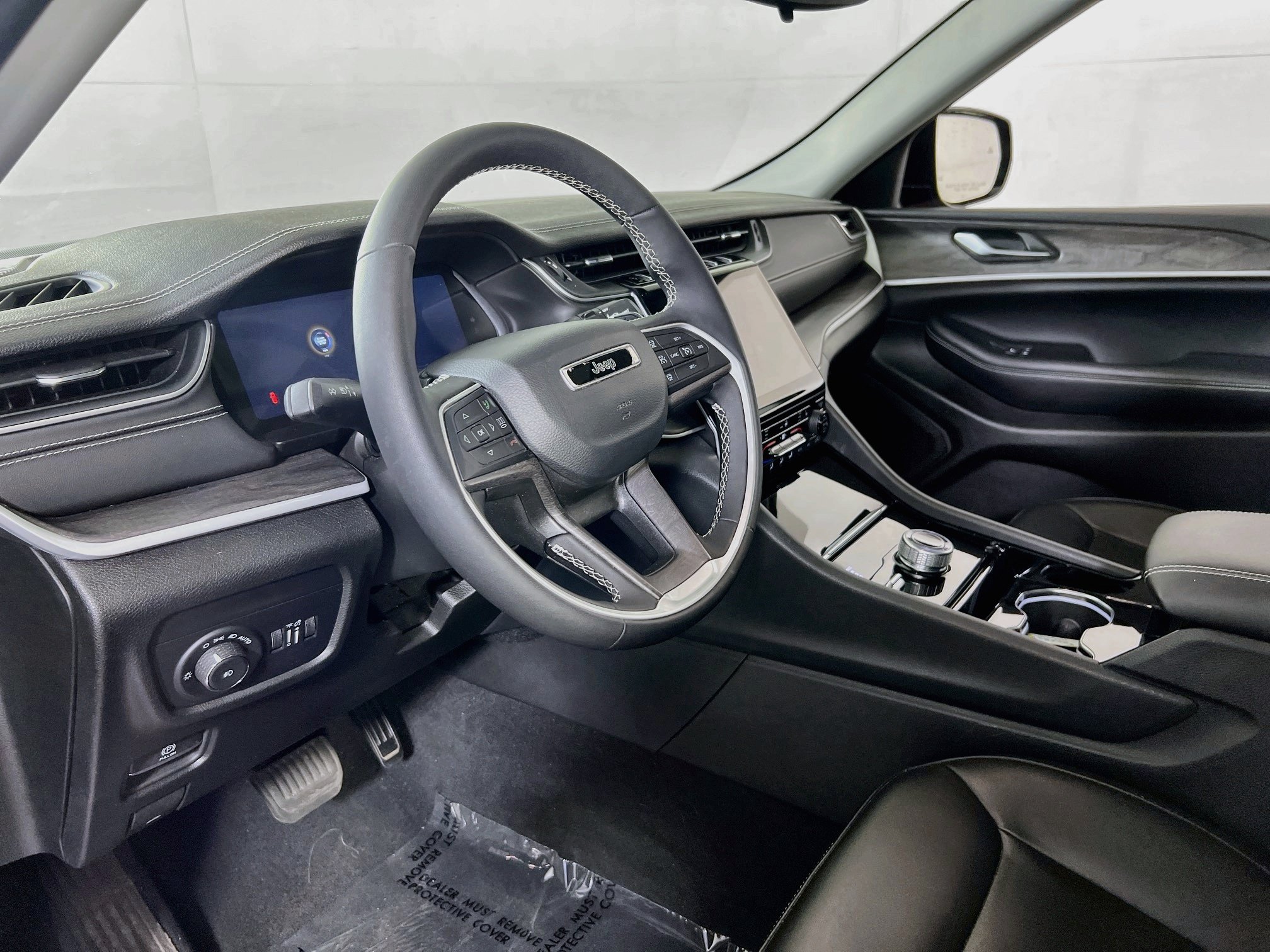 Used 2023 Jeep Grand Cherokee Limited AWD/4WD image 9