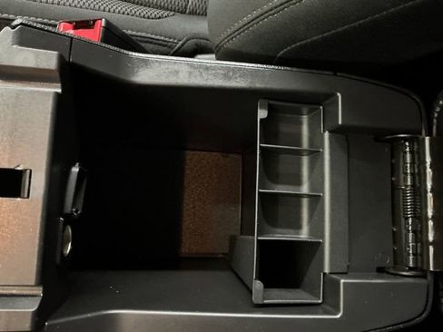 Used 2018 Ford Explorer XLT image 30