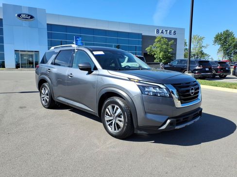 Used 2025 Nissan Pathfinder SL FWD image 1