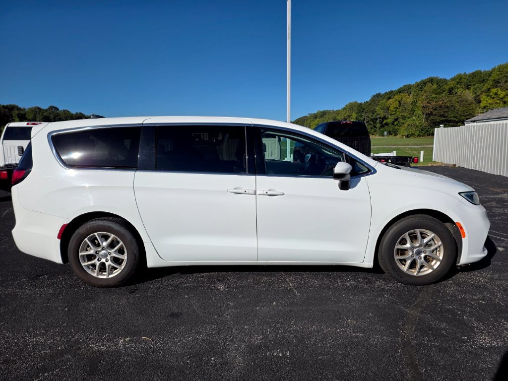 Used 2023 Chrysler Pacifica Touring-L FWD image 9