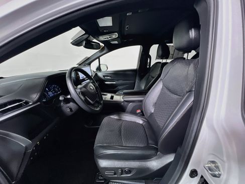 Used 2025 Toyota Sienna Platinum FWD image 14