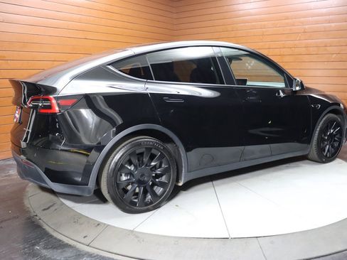 Used 2021 Tesla Model Y Long Range image 19