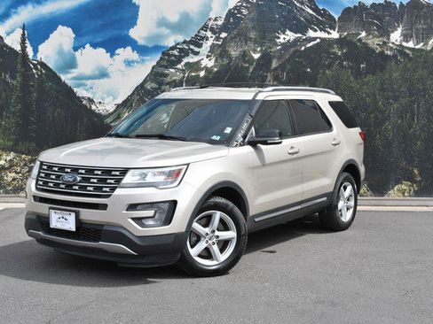 Used 2017 Ford Explorer XLT image 6