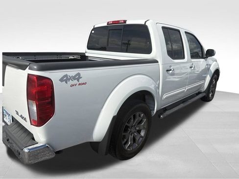 Used 2016 Nissan Frontier SL w/ Moonroof Package AWD/4WD image 28