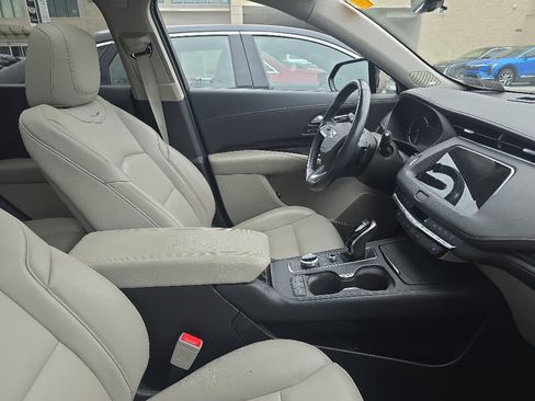 Used 2022 Cadillac XT4 Premium Luxury w/ Enhanced Visibility Package AWD/4WD image 7