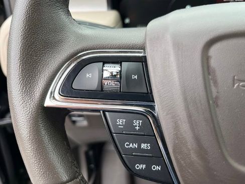 Used 2022 Lincoln Nautilus FWD w/ Premium Package image 20
