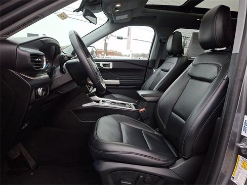 Used 2022 Ford Explorer XLT w/ Equipment Group 202A image 13
