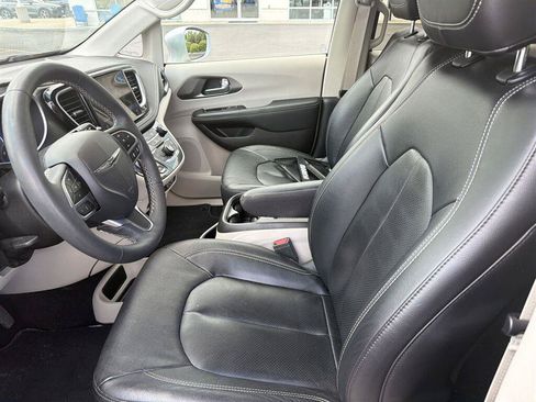 Used 2022 Chrysler Pacifica Touring-L FWD image 5