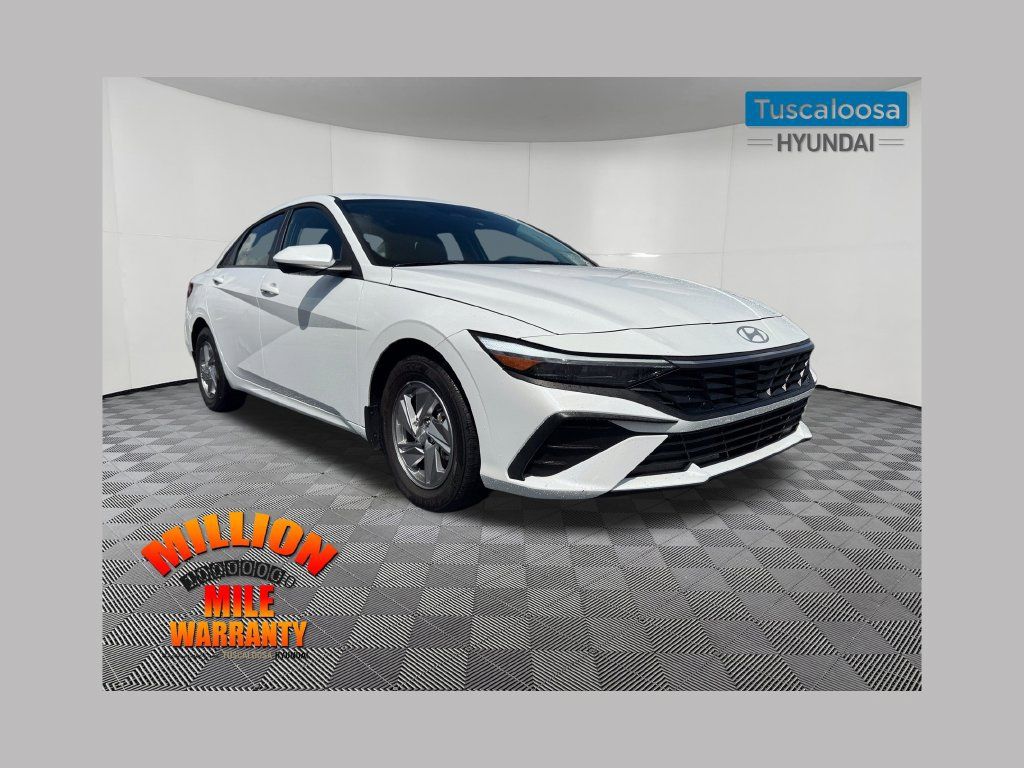 Used 2025 Hyundai Elantra SE FWD image 1