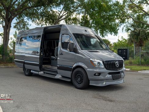 Used 2017 Mercedes-Benz Sprinter 2500 image 2