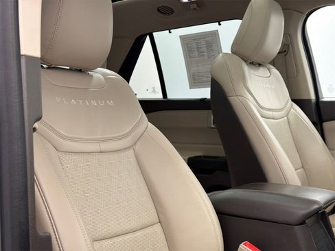 Used 2020 Ford Explorer Platinum w/ Premium Technology Package image 12