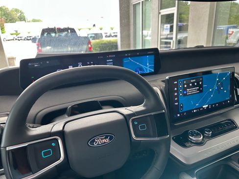 Certified 2025 Ford Expedition Active AWD/4WD image 31