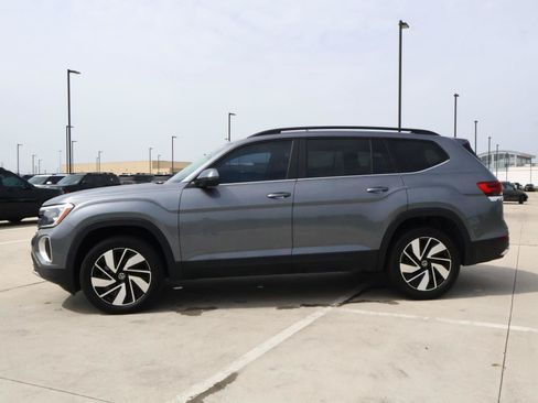 Used 2024 Volkswagen Atlas SE FWD image 2