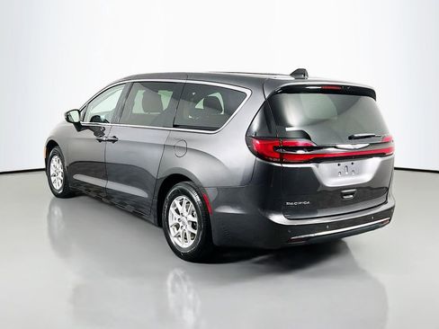 Used 2023 Chrysler Pacifica Touring-L FWD image 7