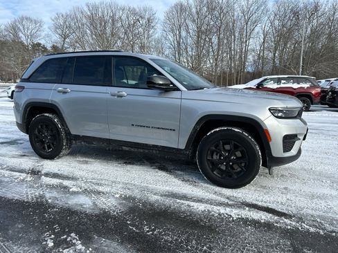 Used 2025 Jeep Grand Cherokee Altitude image 4