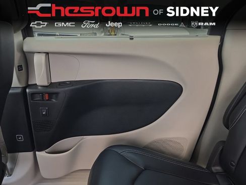 Used 2024 Chrysler Pacifica Touring-L w/ Uconnect Theater Family Group AWD/4WD image 18