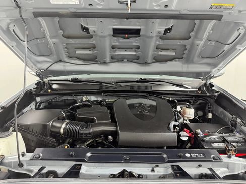 Used 2018 Toyota Tacoma TRD Sport AWD/4WD image 17