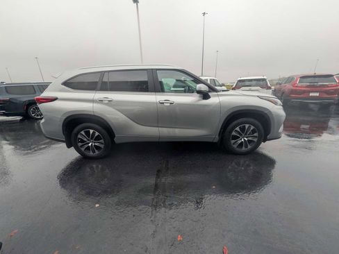 Certified 2023 Toyota Highlander XLE image 8