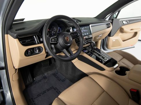 Certified 2025 Porsche Macan image 4