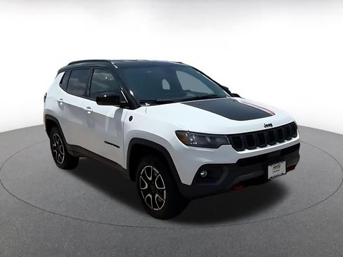 Used 2025 Jeep Compass Trailhawk AWD/4WD image 2
