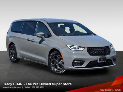 Used 2022 Chrysler Pacifica Touring-L w/ Uconnect Theater Family Group