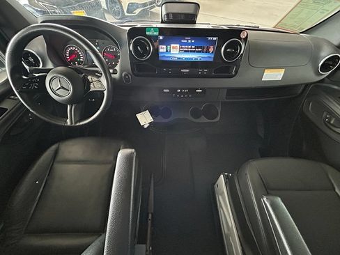 Used 2025 Mercedes-Benz Sprinter 2500 image 10