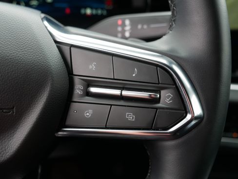 Used 2025 Chevrolet Equinox LT image 29