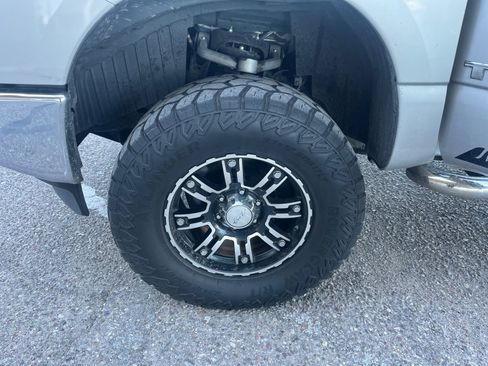 Used 2017 Nissan Titan SV image 25