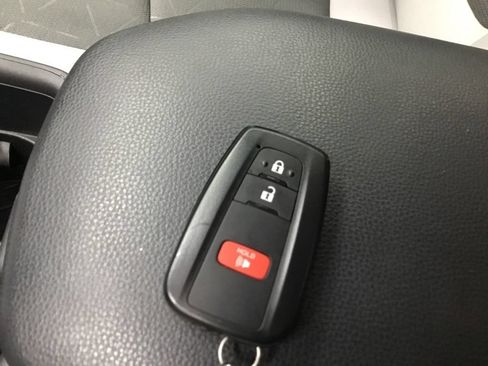 Used 2025 Toyota RAV4 XLE AWD/4WD image 10