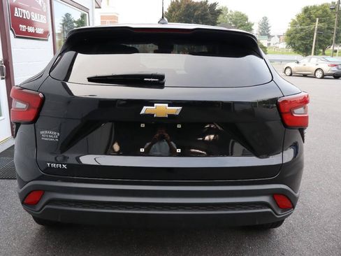 Used 2024 Chevrolet Trax LS w/ LS Convenience Package FWD image 3