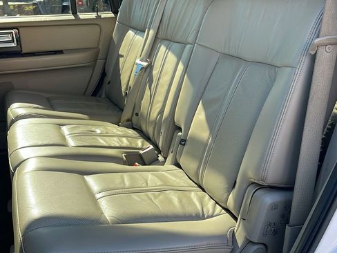 Used 2017 Lincoln Navigator Select image 16