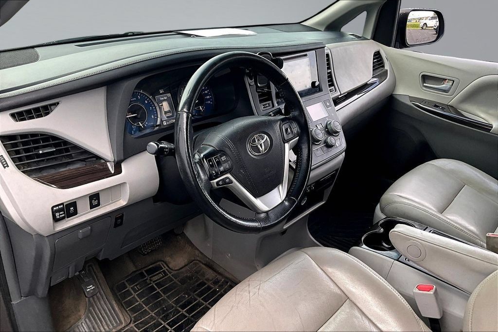 Used 2015 Toyota Sienna XLE FWD image 17