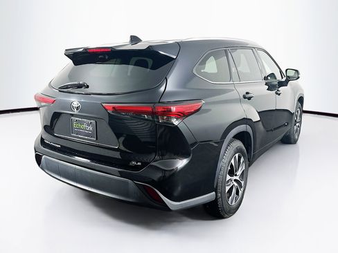 Used 2022 Toyota Highlander XLE FWD image 9